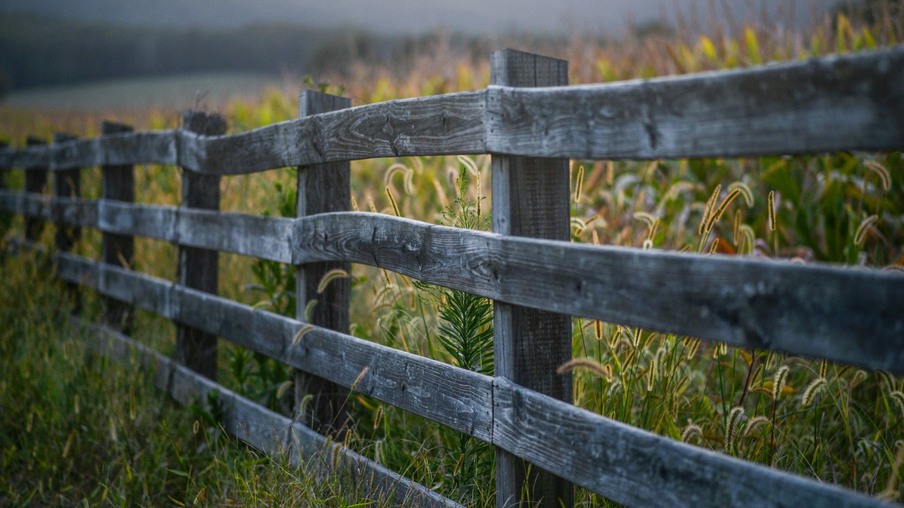 Foto de cerca de madeira em área rural. Foto de cerca de madeira em área rural.