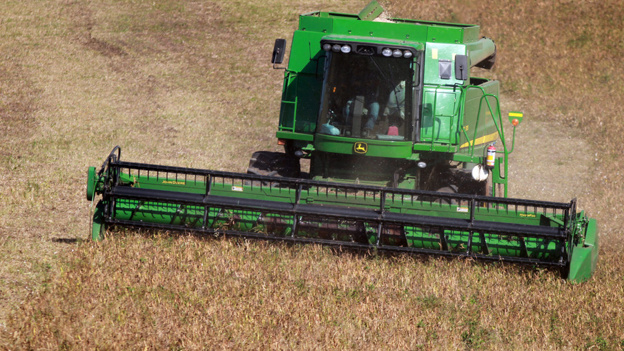 Foto de colheitadeira em lavoura de feijão. Foto de colheitadeira em lavoura de feijão.