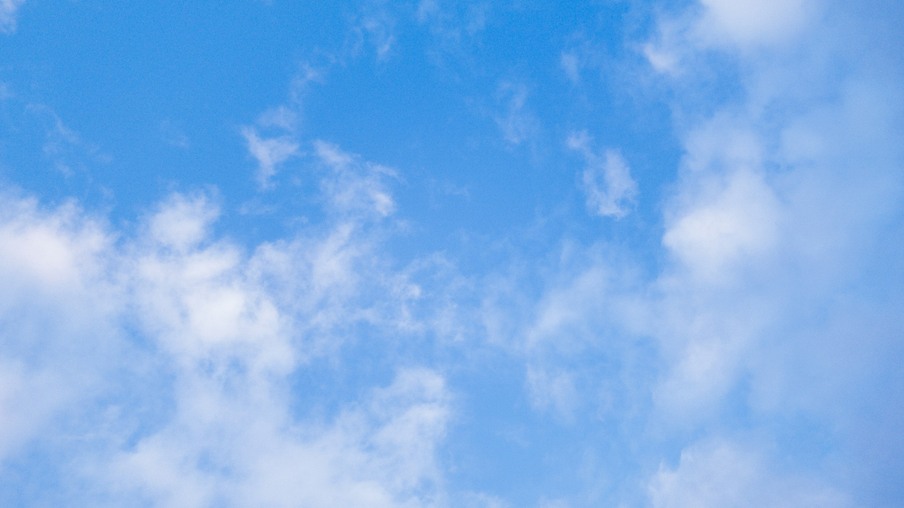 Foto de céu azul com algumas nuvens. Foto de céu azul com algumas nuvens.