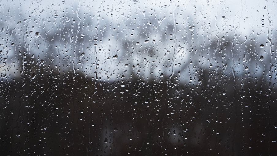 Foto de gotas de chuva em vidro. Foto de gotas de chuva em vidro.