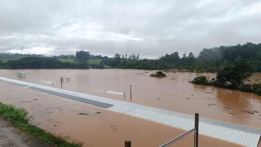 Foto de telhado de galpão em meio a área alagada. Foto de telhado de galpão em meio a área alagada.