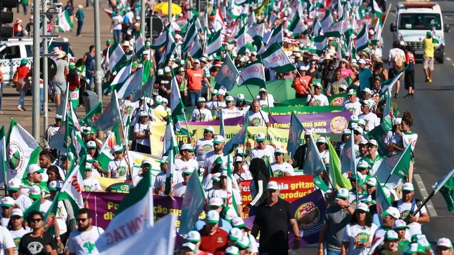 Agricultores familiares do 24º Grito da Terra Brasil fazem passeata na Esplanada dos Ministérios | Foto: Fabio Rodrigues Pozzebom/Agência Brasil Agricultores familiares do 24º Grito da Terra Brasil fazem passeata na Esplanada dos Ministérios | Foto: Fabio Rodrigues Pozzebom/Agência Brasil