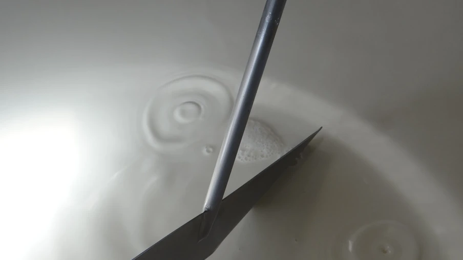 Foto de leite dentro de recipiente grande. Foto de leite dentro de recipiente grande.