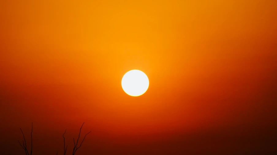 Foto com céu avermelhado com sol no centro. Foto com céu avermelhado com sol no centro.