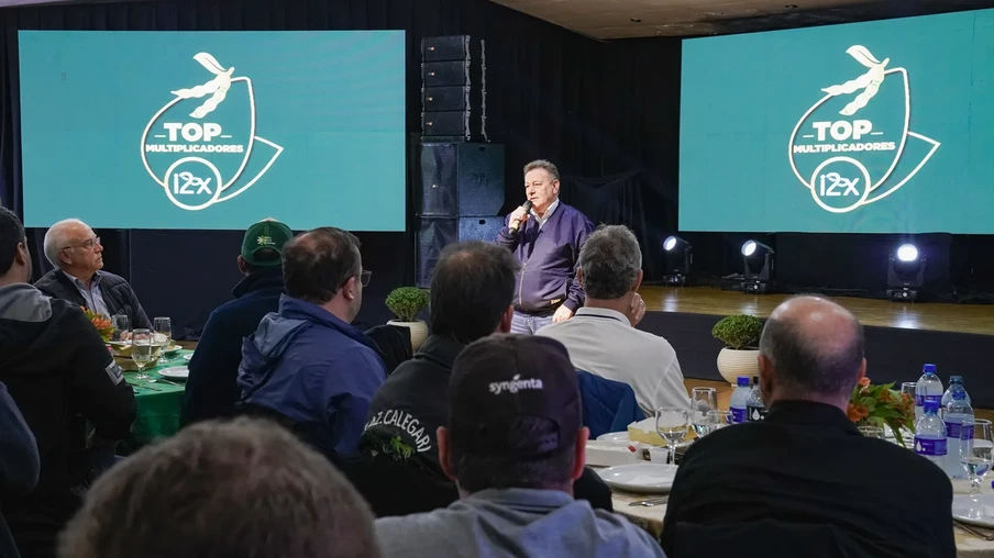 Foto de homem com microfone em frente a plateia. Foto de homem com microfone em frente a plateia.
