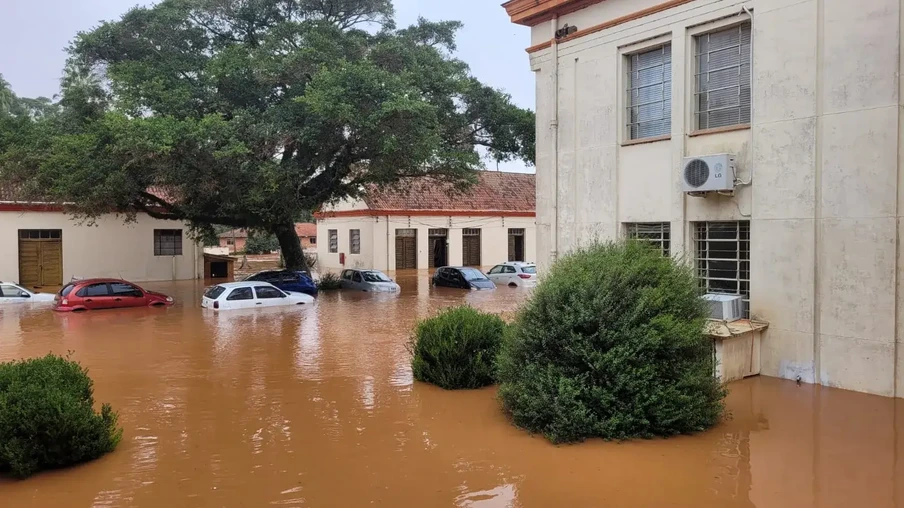 Foto de prédios antigos e carros rodeados por água. Foto de prédios antigos e carros rodeados por água.