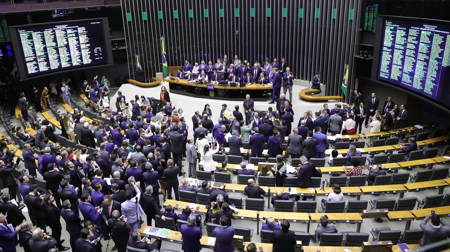 Foto de plenário da Câmara com deputados na mesa diretora e em frente dela. Foto de plenário da Câmara com deputados na mesa diretora e em frente dela.