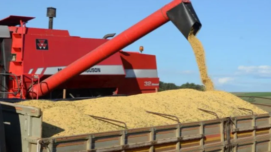 Foto de colheitadeira despejando grãos em carreta. Foto de colheitadeira despejando grãos em carreta.