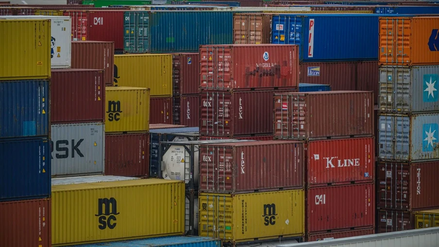 Foto de containers coloridos em porto. Foto de containers coloridos em porto.