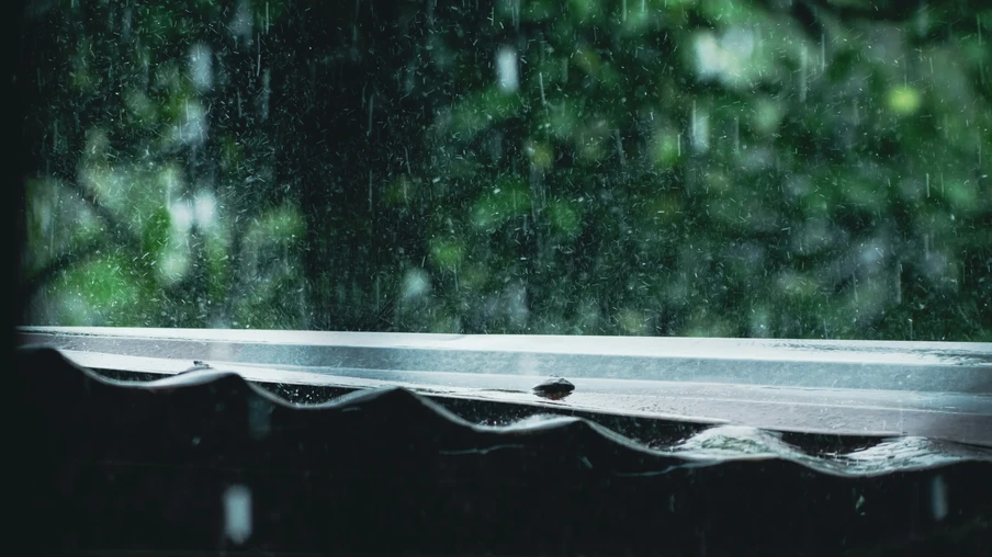 Foto de gotas de chuva caindo do lado de fora de vidro. Foto de gotas de chuva caindo do lado de fora de vidro.