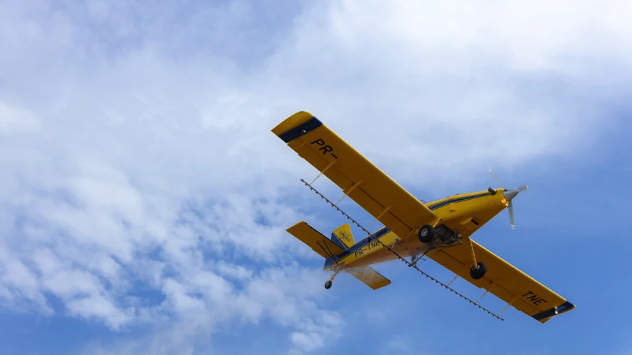 Foto de avião agrícola durante voo. Foto de avião agrícola durante voo.