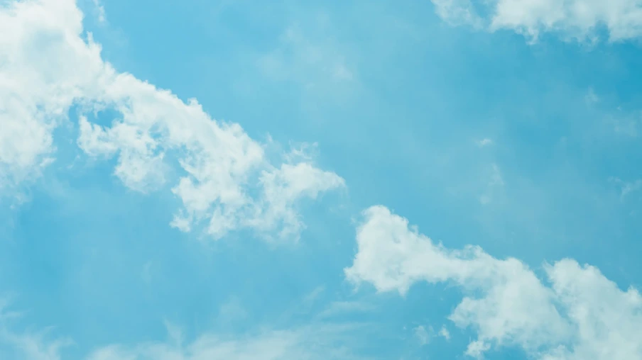 Foto de céu azul com poucas nuvens. Foto de céu azul com poucas nuvens.