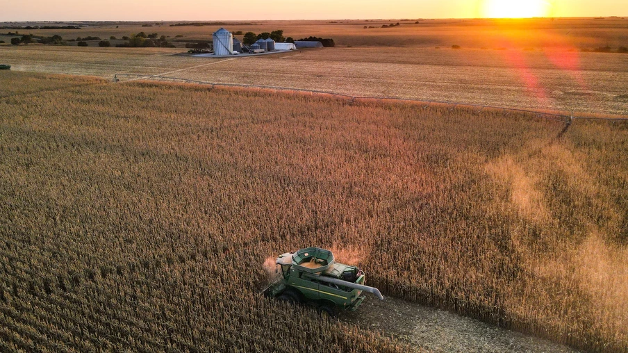 Foto de trator em meio a lavoura. Foto de trator em meio a lavoura.