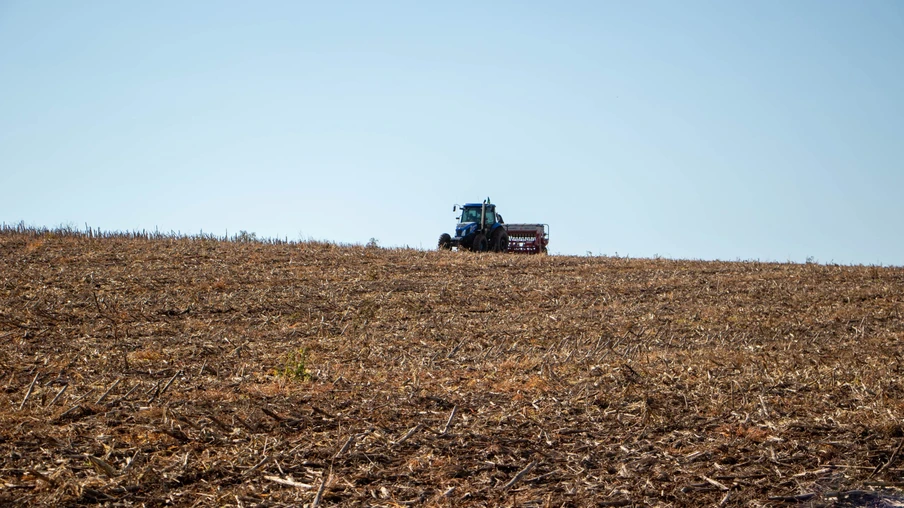 Foto de semeadora de passando por lavoura de trigo. Foto de semeadora de passando por lavoura de trigo.