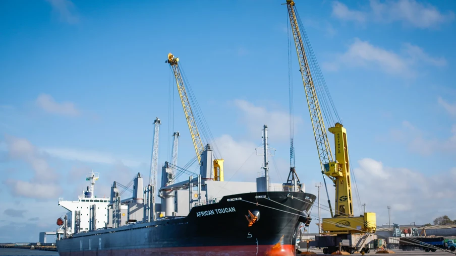 Foto de navio em porto. Foto de navio em porto.
