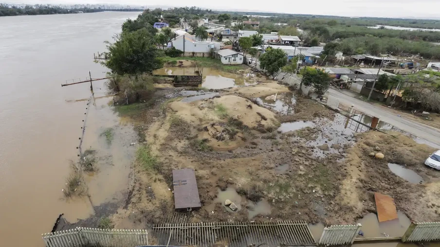 Foto de área alagada com casas ao redor. Foto de área alagada com casas ao redor.