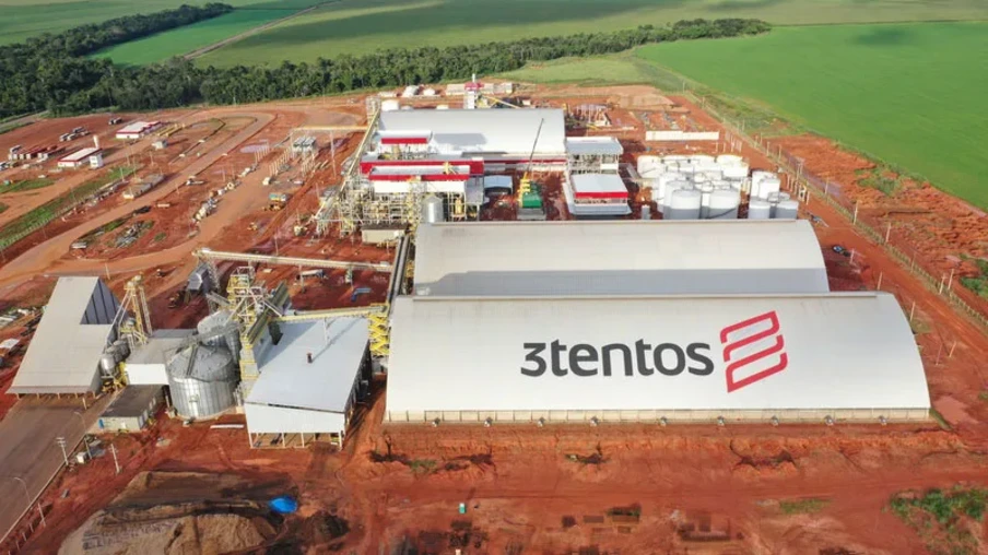 Foto de Indústria de processamento de sola e produção de biodiesel. No telhado de um dos pavilhões está a logo da 3Tentos. Foto de Indústria de processamento de sola e produção de biodiesel. No telhado de um dos pavilhões está a logo da 3Tentos.