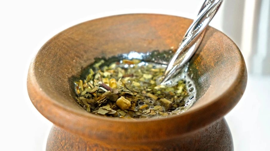 Foto de cuia com erva mate e bomba. Foto de cuia com erva mate e bomba.