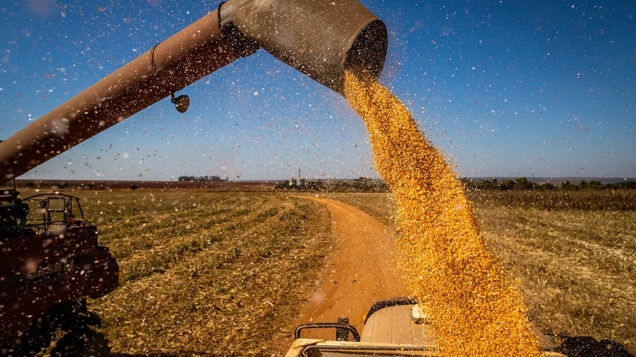 Foto de colheitadeira despejando grãos de soja em carreta. Foto de colheitadeira despejando grãos de soja em carreta.