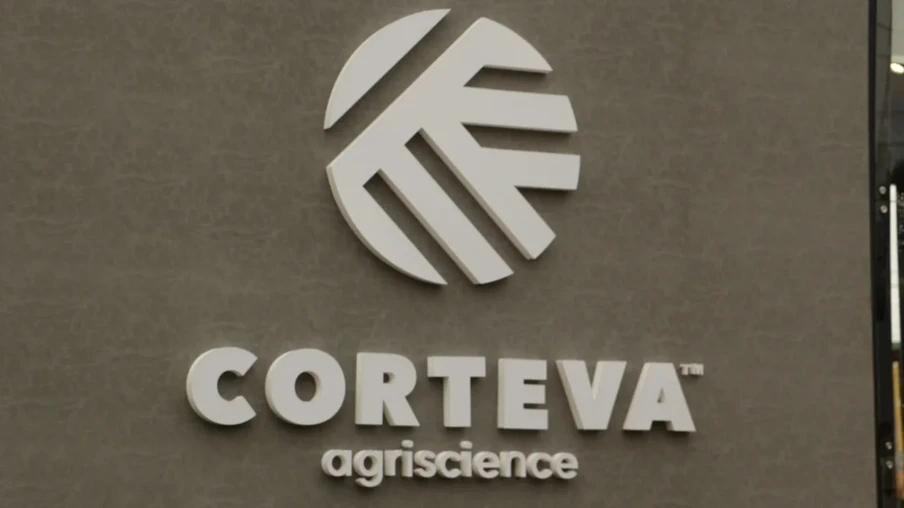 Foto de logo da Corteva Agriscience branca sobre parede cinza. Foto de logo da Corteva Agriscience branca sobre parede cinza.