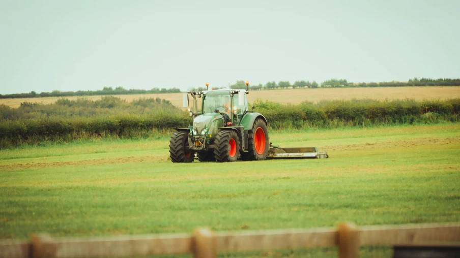 Foto de um trator está estacionado no meio de um campo. Foto de um trator está estacionado no meio de um campo.