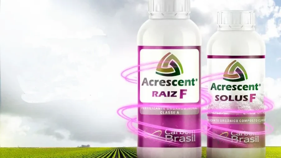 Foto de embalagens dos produtos Acrescent Raiz F e o Acrescent Solus F. Elas são brancas com detalhes em roxo. No fundo está uma lavoura. Foto de embalagens dos produtos Acrescent Raiz F e o Acrescent Solus F. Elas são brancas com detalhes em roxo. No fundo está uma lavoura.