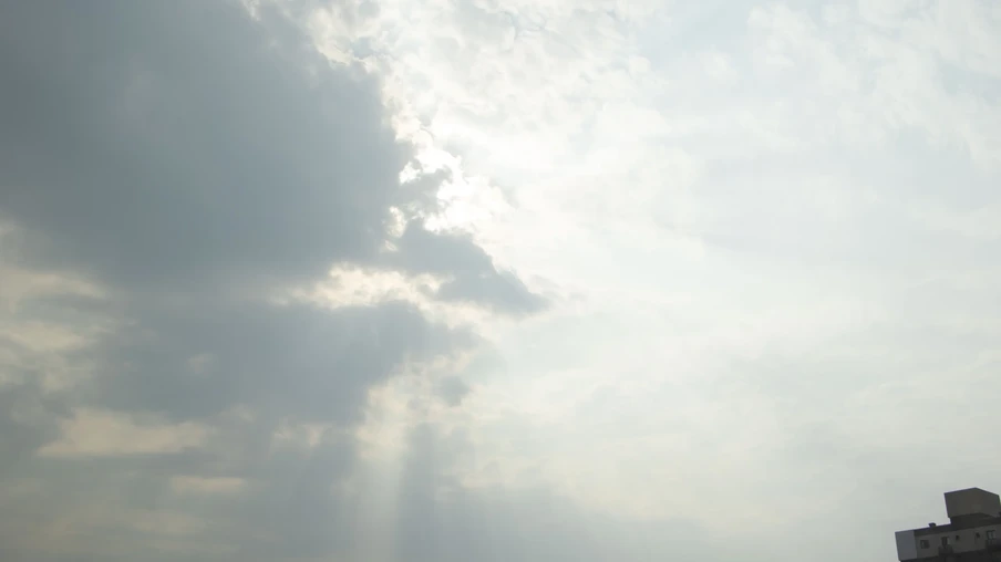 Foto de céu com tom acizentado e com nuvem escura cobrindo o sol. Foto de céu com tom acizentado e com nuvem escura cobrindo o sol.