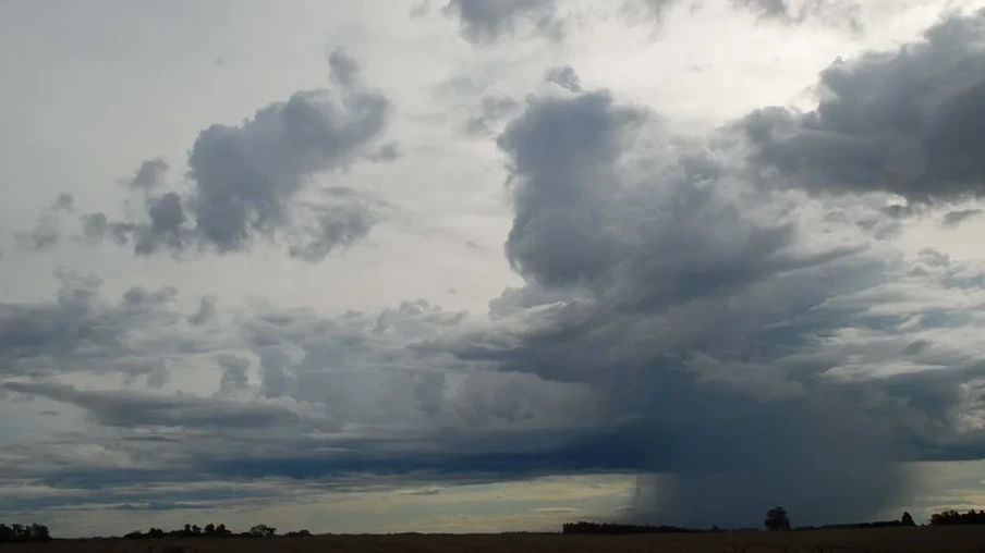 Foto de céu com nuvens escuras. Foto de céu com nuvens escuras.