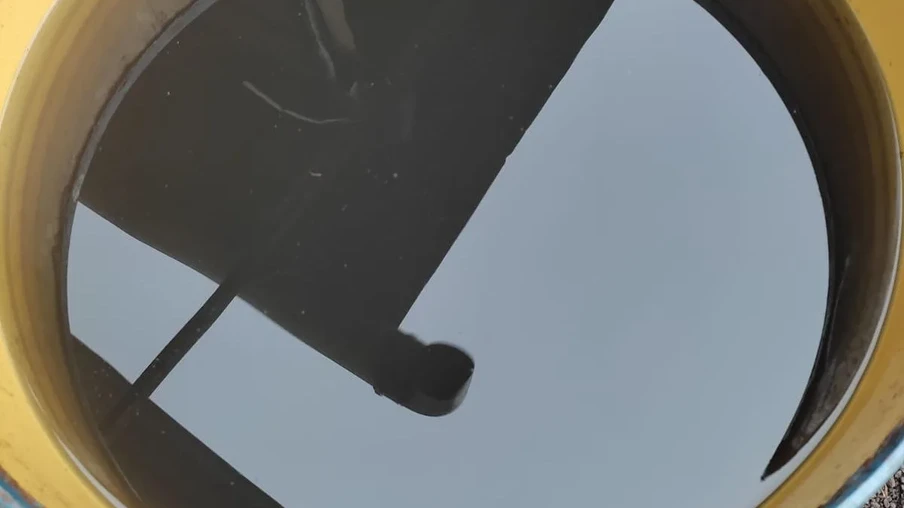 Foto de balde cheio com água escura. Foto de balde cheio com água escura.