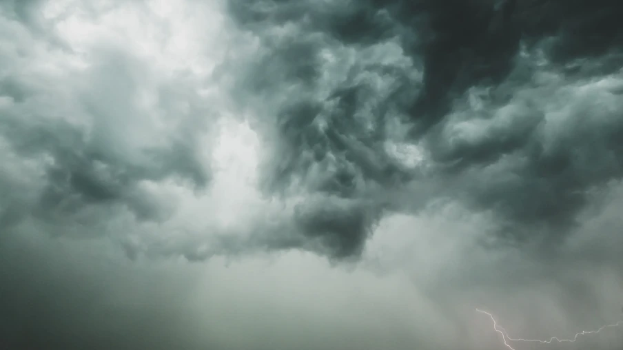 Foto de céu com nuvens escuras e raios. Foto de céu com nuvens escuras e raios.