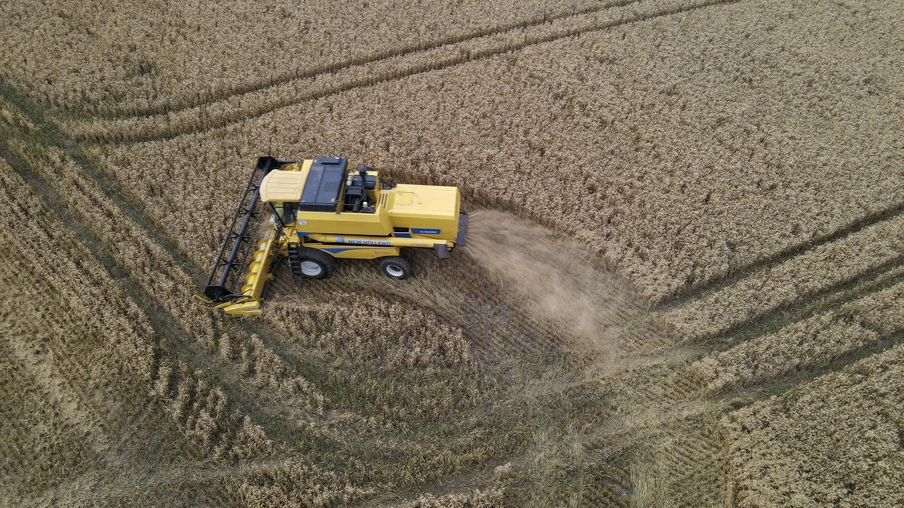 Foto área de colheitadeira amarela em lavoura de trigo. Foto área de colheitadeira amarela em lavoura de trigo.