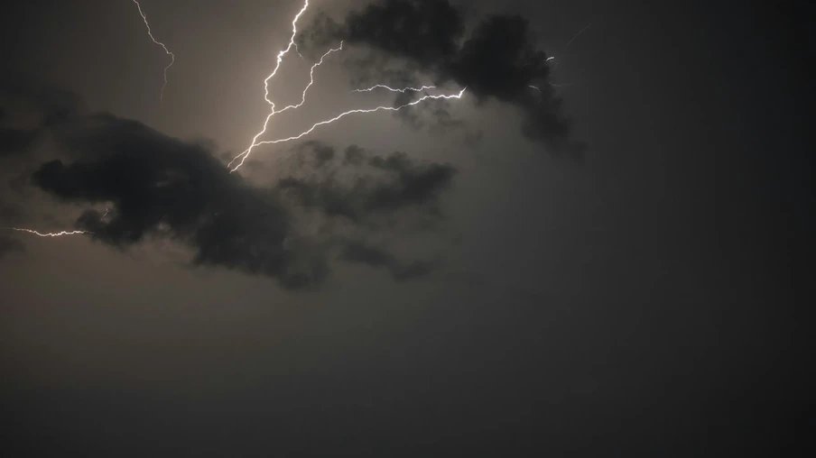 Foto de céu com nuvens escuras e raios. Foto de céu com nuvens escuras e raios.
