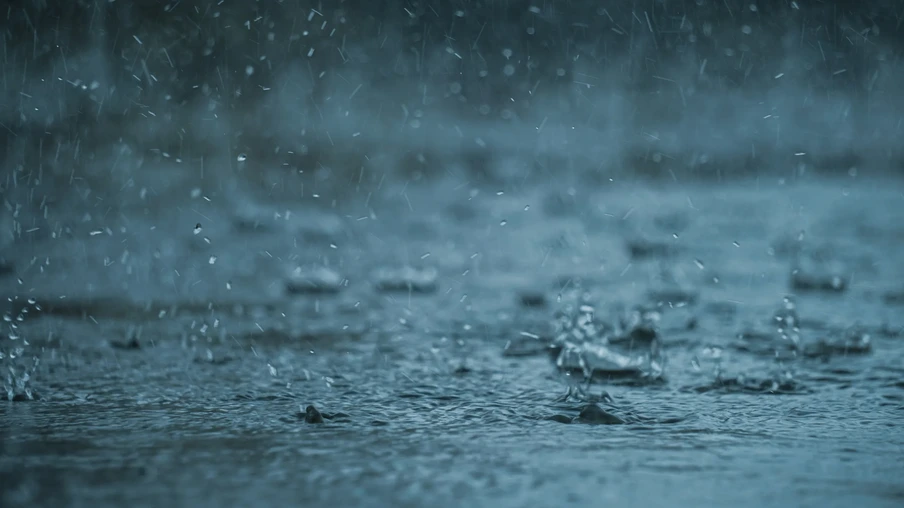 Foto de chuva caindo em poça d'água. Foto de chuva caindo em poça d'água.