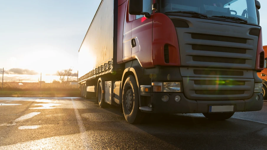 Foto da frente de uma caminhão vermelho estacionado. Foto da frente de uma caminhão vermelho estacionado.