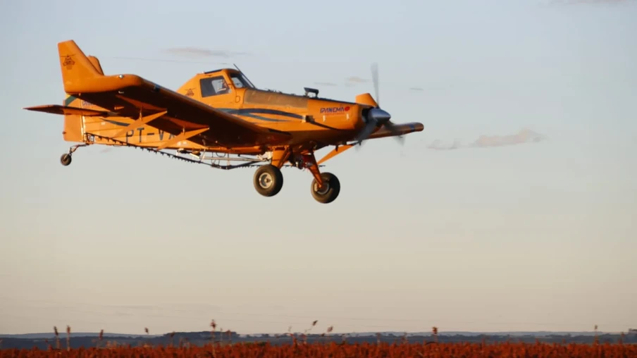Foto de avião agrícola amarelo durante vôo. Foto de avião agrícola amarelo durante vôo.