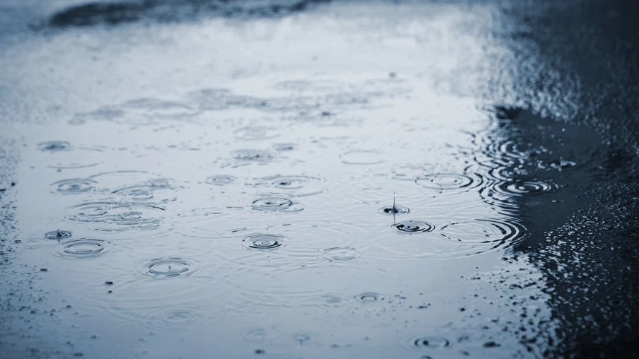 Foto de poça de água com gotas caindo. Foto de poça de água com gotas caindo.