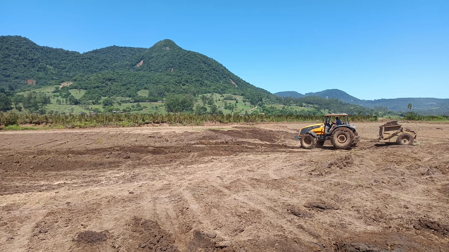 Foto de máquinas em terreno. Foto de máquinas em terreno.