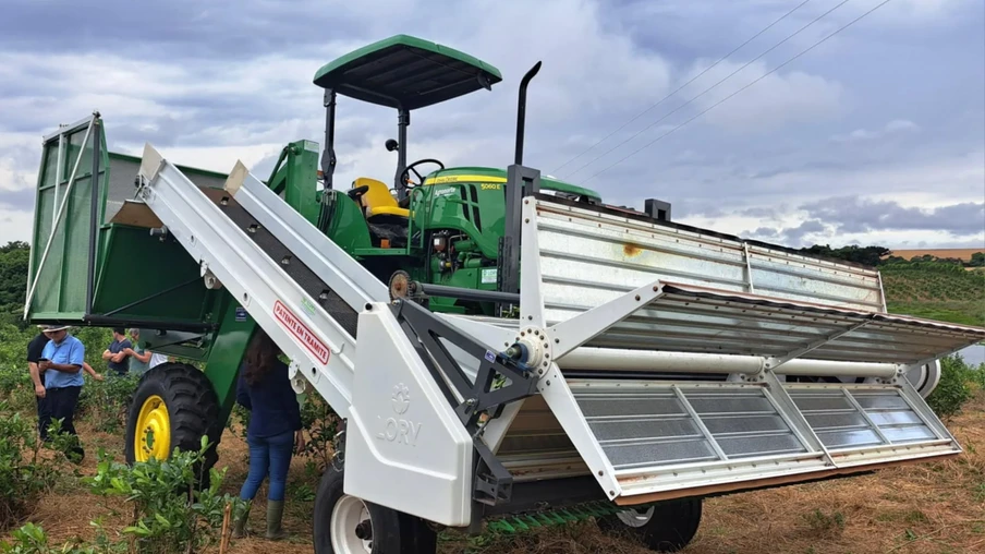 Foto de colheitadeira de erva mate. Foto de colheitadeira de erva mate.