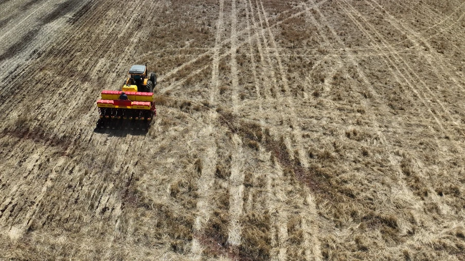 Foto de máquina semeando soja em lavoura. Foto de máquina semeando soja em lavoura.