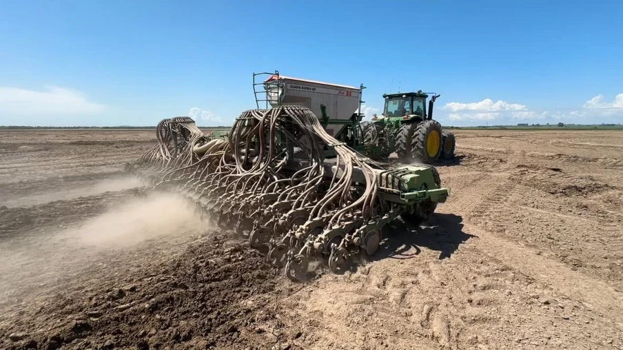 Foto de semeadora de arroz em lavoura. Foto de semeadora de arroz em lavoura.