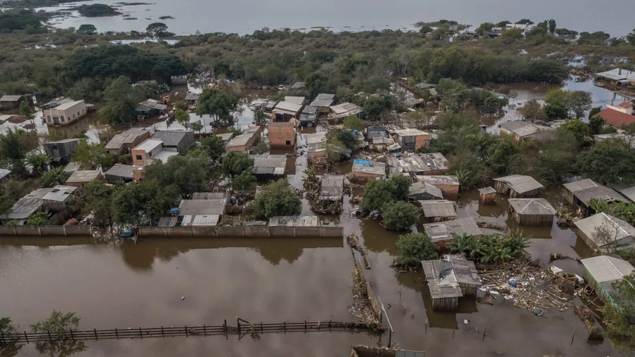 Foto de área próxima a rio com enchente. Foto de área próxima a rio com enchente.