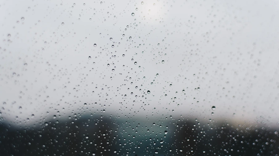 Foto de grãos de chuva em vidro. Foto de grãos de chuva em vidro.