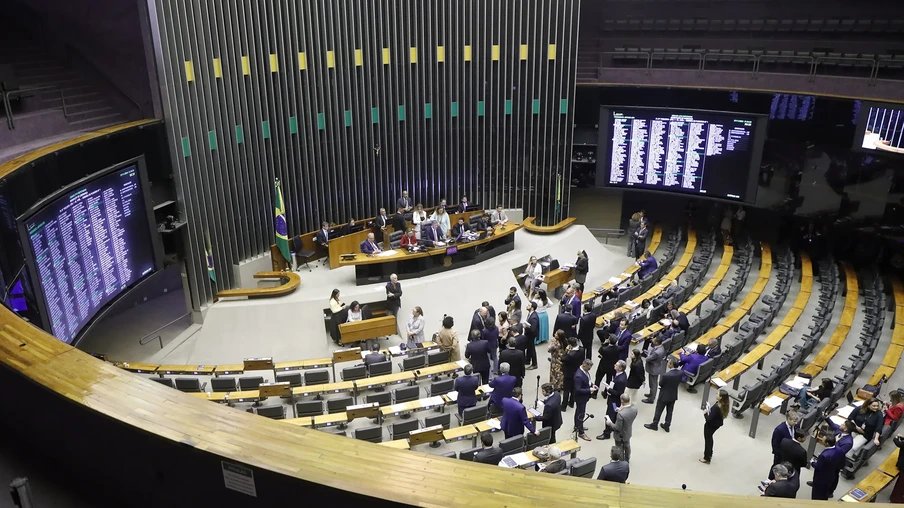 Foto de sessão deliberativa no plenário da Câmara de Deputados. Foto de sessão deliberativa no plenário da Câmara de Deputados.
