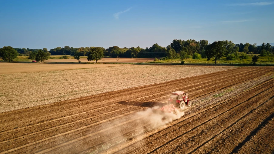 Trator trabalhando em campo agrícola, cultivando e arando solo seco. Trator trabalhando em campo agrícola, cultivando e arando solo seco.