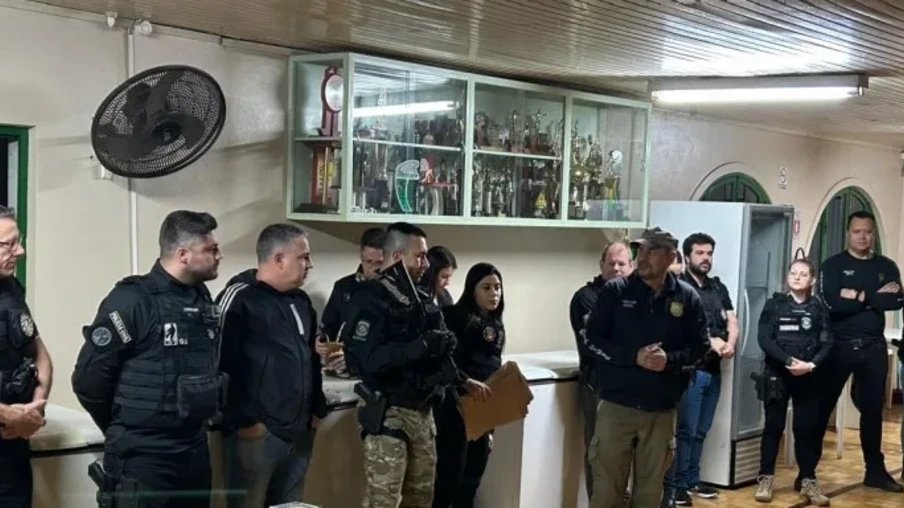 Foto de policiais civis alinhados em reunião. Foto de policiais civis alinhados em reunião.