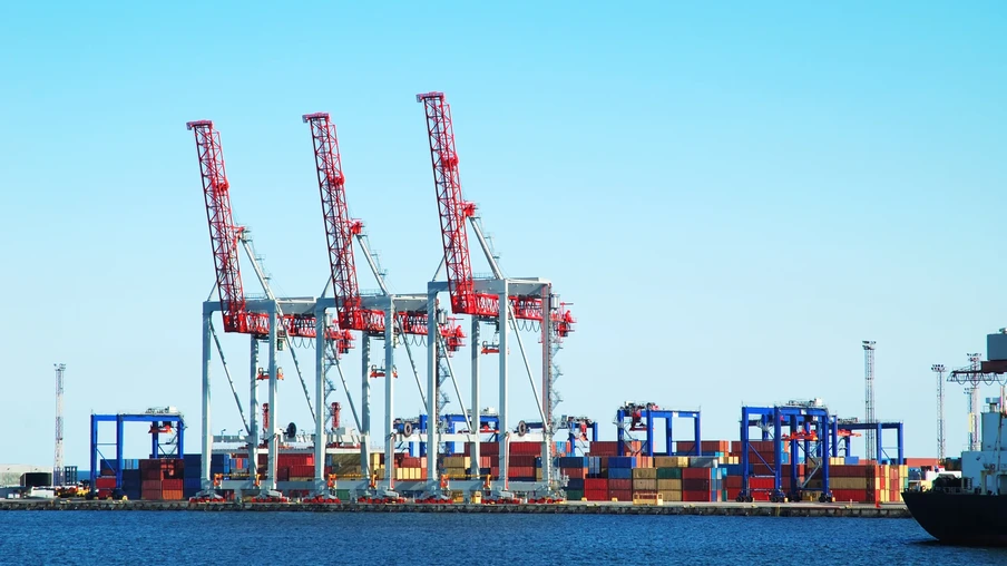 Foto de porto com conteineres. Foto de porto com conteineres.