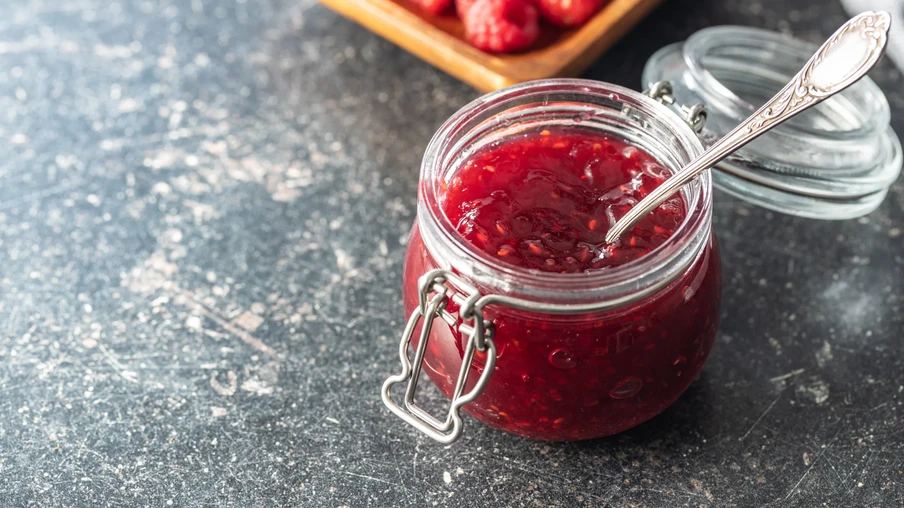 Foto de pote com geleia de frutas vermelha. Foto de pote com geleia de frutas vermelha.