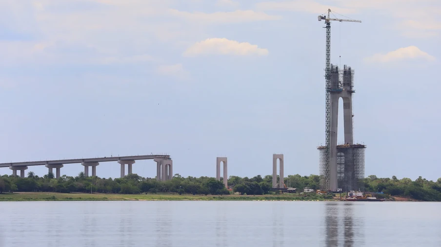 A foto mostra obras da ponte sobre o Rio Paraguai, entre Porto Murtinho (BR) a Carmelo Peralta (PY). A foto mostra obras da ponte sobre o Rio Paraguai, entre Porto Murtinho (BR) a Carmelo Peralta (PY).