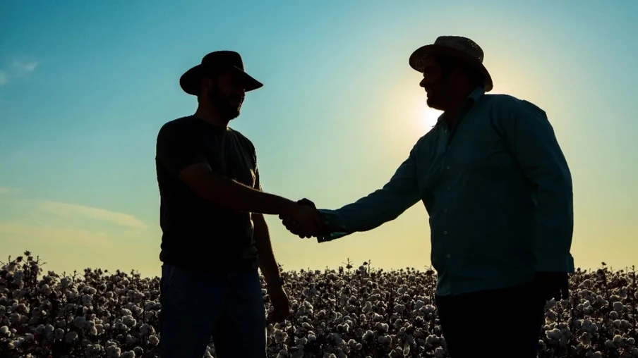 Dois homens se cumprimentando em uma lavoura. Dois homens se cumprimentando em uma lavoura.