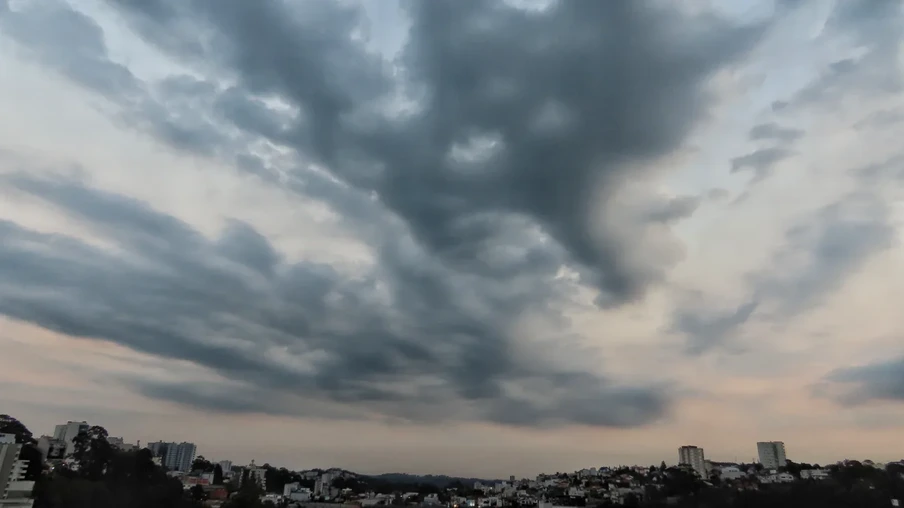 Imagem do céu com nuvens. Imagem do céu com nuvens.